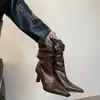 Primer Encuentro Temporada Botas de Caballero de Tacón Alto Estilo Europeo y Americano para Mujer Otoño 2026 Nuevas Botines con Remaches y Pliegues Botas de Vaquero Western