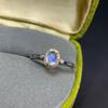 Anillo de piedra lunar natural boutique luz de luna azul cuerpo de cristal fuerte luz azul plata 925 incrustación de precisión 4*6mm