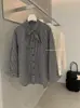 Y.JIA Otoño Estilo Coreano para Mujer Camisa Sofisticada de Cuadros con Cinta Cruzada y Cuello de Lazo Manga Larga 9262