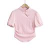 Camiseta pequeña de textura de botones de estilo chino nuevo 2024 Verano Nuevo sentido del diseño Cuello vertical Manga abullonada Manga corta Top