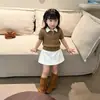 Nuevo conjunto de verano 2026 estilo coreano para niñas: top de punto trenzado con cuello polo estilo universitario de manga corta y falda corta blanca de línea A