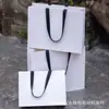 Bolsa de Papel Tipo Satchel para Tienda de Ropa de Alta Gama Bolsa Satchel Negra sin Pliegues Bolsa de Papel con Logo Personalizado Bolsa Satchel Universal para Centro Comercial