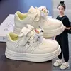Tênis de Couro Novos para Outono de 2026 para Crianças, Sapatos de Bebê da Moda com Solado Macio para Meninas, Sapatos de Meninos, Sapatos de Pai Tendência