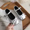 Sapatos de couro com laço para meninas, sapatos de princesa, novo estilo primavera e outono 2026, sapatilhas para bebês meninas, sapatos rasos infantis de sola macia