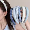 Faixa de Cabelo Azul Xadrez Fresca de Verão Feminina 2025 Nova Gaiola de Cabelo Prensado Topo Craniano Moda Estilo Ocidental Faixa de Cabelo Acessórios de Cabelo