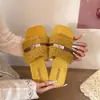 Pantuflas de exterior peludas de suela plana con hebilla francesa metálica, lana de cordero, nuevo modelo 2026, slip-on de punta cuadrada para mujer, estilo suave