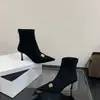 Elasticidade mostra silhueta fina e um senso de luxo! Botas de tornozelo pretas de salto alto com bico fino e fivela de metal, novidades de outono e inverno, zíper traseiro, botas emagrecedoras para mulheres