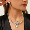 Conjunto de colar e brincos de corda torcida gota d'água strass luxo leve europeu e americano, conjunto de colar e brincos geométricos de metal elegante, suprimento de conjunto de acessórios para festa