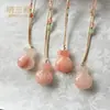 Al por mayor Jade de Seda Dorada Natural de Xinjiang Hebilla de Seguridad Colgante de Jade Hebilla de Seguridad Rosa Flor de Durazno Relleno Colgante de Jade Espesado