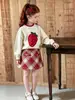 Conjunto Nuevo de Otoño e Invierno para Niñas Suéter de Punto de Fresa Falda a Cuadros Conjunto de Dos Piezas Conjunto Elegante para Niños Falda Transfronterizo