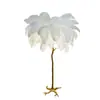 Lámpara de pie de plumas en stock para sala de estar, lámpara de ambiente de alta gama para mesita de noche de dormitorio, lámpara de mesa decorativa nórdica estilo ins de moda