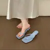 Feito em Dongguan~ Novas chinelas de salto alto em couro macio com bico quadrado e salto fino, 6CM, chinelos confortáveis para uso externo