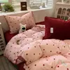 Juego de ropa de cama de cuatro piezas de terciopelo de leche, nuevo estilo 2026, diseño de lunares, juego de sábana y funda de edredón de vellón de coral para invierno