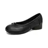 Zapatos Weiwei Girl 127 de pezuña de cerdo roja con punta dividida para mujer, Zapatos de ballet fruncidos con tacón grueso, Zapatos de tacón medio poco profundos de cuero suave