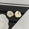 Novedad 2025 Réplica Chanel de Concha de Resina con Pedrería Pendientes Doble C para Mujer con Pasadores de Plata, Pendientes de Lujo de Alta Gama