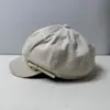 Elegante y chic sombrero de pintor estilo británico para mujer, perfecto para otoño e invierno. Este sombrero casual presenta una visera pequeña, forma de pico de pato y una visera de cuero con hebilla.