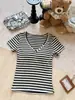 5256 # Camiseta ajustada de manga corta a rayas con cuello en V y botones falsos, corte slim, estilo dulce y atrevido, adelgazante, con hombreras y relleno en el pecho para mujer