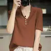 Moderna camiseta de punto de manga corta para mujer, color liso, cuello en V rizado, tres botones, elegante, de manga corta, adelgazante para el trabajo, algodón nuevo