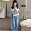 Conjunto de Primavera y Otoño para Niñas 2026 Nuevo Estilo Deportivo de Primavera Chaleco a Rayas, Camiseta Básica, Pantalones Acampanados de Mezclilla Set Moderno