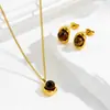 Collar colgante de frijolito dorado irregular pequeño estilo Hong Kong con incrustaciones de piedra ojo de tigre natural, diseño nicho, juego de aretes de acero de titanio