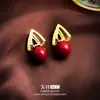 Brincos de triângulo geométrico com pérolas microincrustadas em estilo francês, brincos de design de moda elegante de nicho, brincos de luxo leve de alta qualidade para mulheres