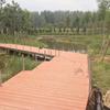 Suministro suficiente de tablones de madera de plástico para vallas, plataformas hidrófilas para caminos, vallas para pabellones acuáticos de parques, barandillas de madera y plástico a prueba de grietas.