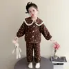 Conjunto de pijama de forro polar coral para niñas con cuello de muñeca y estampado floral, adecuado para otoño e invierno, un conjunto de ropa de estar para niños para niñas