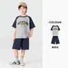 Conjunto de Algodão Duoduo para Meninos, Estilo Novo Fresco para o Verão 2026 Infantil, Manga Curta Estampada e Shorts para Crianças Maiores