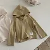 Blusa com capuz de manga longa em malha canelada estilo INS para bebês e crianças pequenas, com botão único e acabamento em renda com letras em inglês para meninas