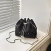 Bolsa de Ombro Transversal Estilo 2026 Nova Tendência para Mulheres com Design Personalizado de Corrente de Verão Plissada Estilo Balde