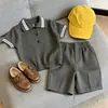 Roupas Infantis Estilo Coreano 2026 Verão Novo Retrô Estiloso Blocos de Cor Malha Fina Vazada Conjunto de Manga Curta com Shorts