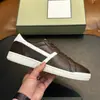 Tênis casuais masculinos de couro liso, estilo transfronteiriço TF, esquema de cores preto e branco, com costura serrilhada como elemento decorativo, e sola branca, adequados para o uso diário