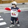 Conjunto Patchwork Cartoon para Meninos Primavera e Outono 2026 Novo Tendência Cool Moletom para Meninos Conjunto de Duas Peças