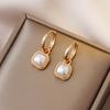 Brincos Quadrados de Pérola de Luxo Leve de Alta Qualidade Franceses para Mulheres Europeus e Americanos Novos Brincos Elegantes da Moda Distintivos Brincos Dourados