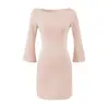 Vestido feminino slim fit de manga longa estilo francês, nova coleção outono 2026, com silhueta ajustada, mangas flare e saia curta que abraça o corpo.