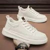 Zapatos de Hombre 2026 Verano Nuevos de Moda Estilo Coreano Transpirables Zapatos Deportivos Tenis Blancos Casuales para Hombre Zapatos de Cuero de Negocios