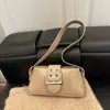 Bolso de mano de alta gama, bolso de hombro, bolso pequeño de moda para mujeres con estilo, nueva colección de invierno 2026, retro y a la moda, diseño único, bolso de axila para mujer