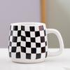 Caneca de cerâmica com grade de tabuleiro de xadrez irregular para casal, caneca de barriga grande estilo ins, caneca criativa simples para café e leite, logotipo
