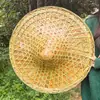 Suministro de sombrero puntiagudo rojo del ejército de bambú hecho a mano con visera de verano para el sol y la lluvia, accesorios de escenario, sombrero de pescador de bambú hueco