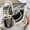 Zapatos casuales blancos de suela gruesa de estilo coreano para mujer, novedad de verano 2024, zapatos de lona de caña baja con cordones, de tiro alto y combinables.