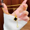 Loja de Ouro Mesmo Estilo Banhado a Ouro Gelo Triturado Trevo de Quatro Folhas Cabacinha Colar para Mulheres, Versátil e Elegante, Borboleta em Forma de Coração Corrente de Clavícula Joia