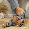 Suministro transfronterizo Sandalias slip-on de estampado de vaca europeas y americanas para mujer, calzado de verano para exteriores, zapatos planos antideslizantes de estampado de leopardo retro de moda