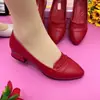 Zapatos planos versátiles y cómodos de punta para mujer, nuevo estilo otoño 2026 para mediana edad y mayores, cuero suave, suela blanda, boca poco profunda, zapatos para madre