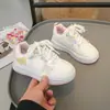 Zapatos de Tabla para Niñas 2026 Nuevo Otoño Zapatos Blancos de Suela Suave para Niños Zapatos Deportivos Ligeros para Niños Mayores Zapatos de Correr de Moda