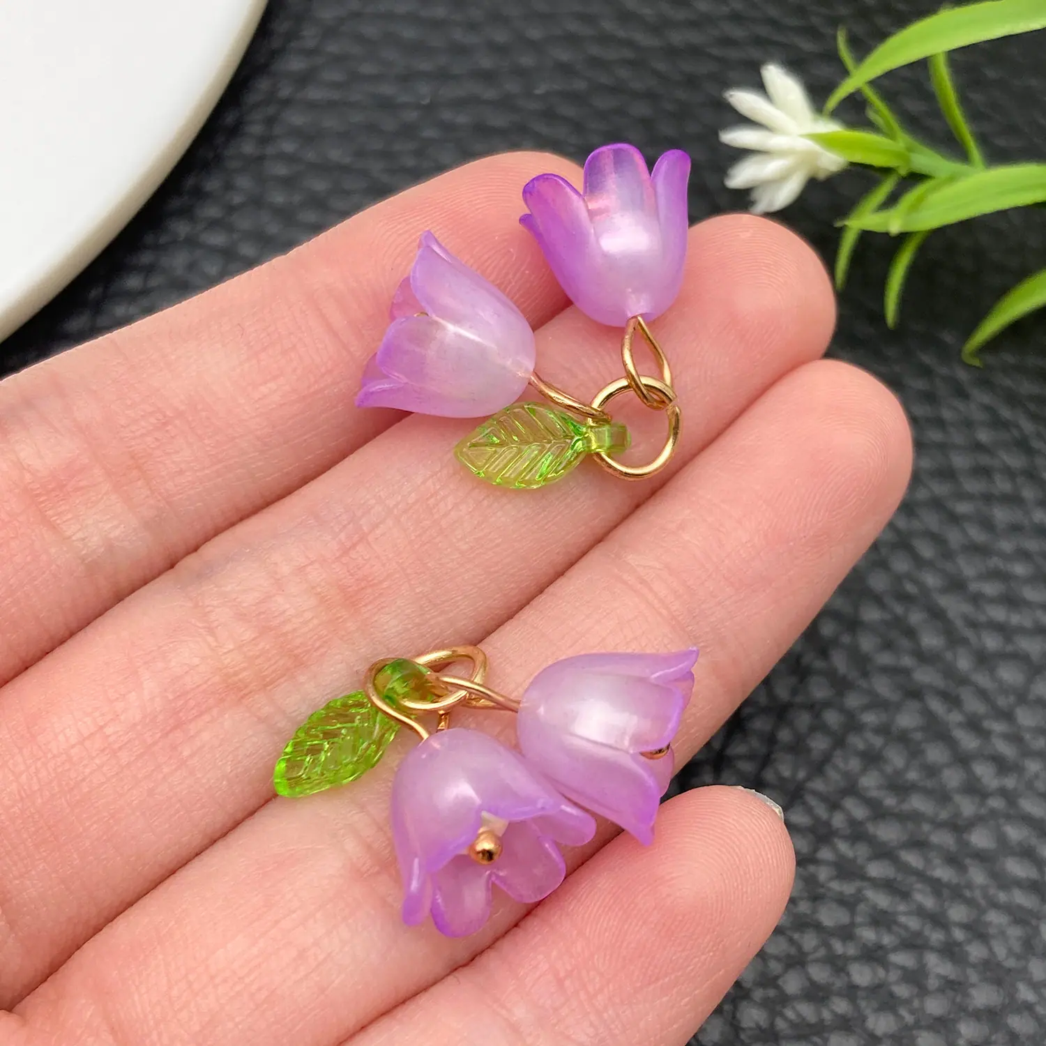 23262-成品-玫红色亚克力绿叶双个铃兰花22x20mm-