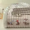 Conjunto de lençol de cama espesso de inverno, três peças, veludo de leite, novo estilo 2026, design fofo de desenho animado, manta de fleece para quartos de dormitório e quartos