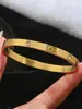 Moderna y Sencilla Joyería de Mano Acero Inoxidable Chapado en Oro de 18 Quilates Lujo Accesible Nicho Gama Alta Calado Trébol de Cuatro Hojas Pulsera para Mujer