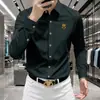 Camisa ligera de manga larga estilo europeo con bordado de abeja y cuello, corte ajustado, resistente a las arrugas, adecuada para ropa business casual, negra