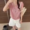 Top de punto de moda de verano 2026 para mujer, corte ajustado, con espalda hueca, diseño de botón de concha y cuello redondo, mangas cortas con volantes
