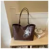 Bolsa de ombro grande capacidade para o dia a dia, modelo novo 2026, bolsa tote de tecido de nicho de alta qualidade para mulheres